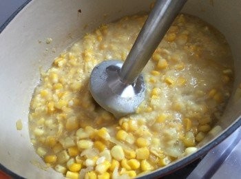 step9: 關火，用電動blender打碎粟米粒粒至細滑