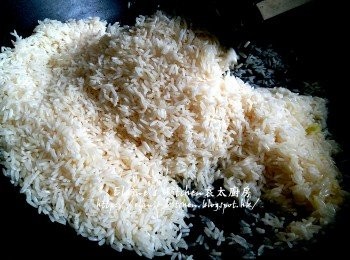 step5: 燒紅鑊 , 先爆香薑粒 , 再加入白米用中火炒至乾身 , 放入電飯煲內備用