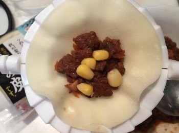 step2: 把肉醬包到餃子皮內。