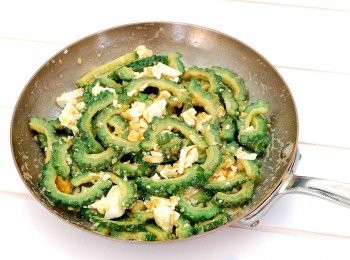 step4: 鹹蛋白也一起下鍋拌炒,由於鹹蛋已有鹹味不需要再加鹽做調味,喜歡辣椒的可自行另外添加。鹹香下飯的金沙苦瓜一上桌必大受歡迎~