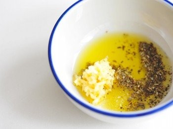 step3: 在一個大拌碗內，放入橄欖油，意大利香草，蒜蓉，黑椒拌勻。