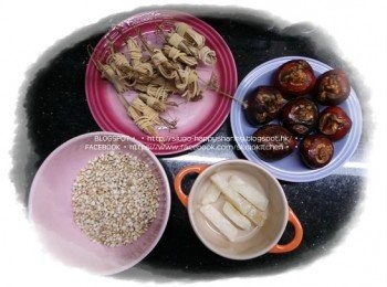 step1: 生薏米用水浸泡，燈心草略浸；馬蹄刨皮，沖洗乾淨。