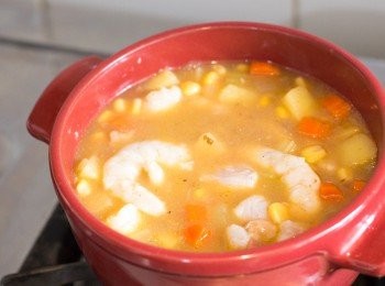 step8: 15 分鐘後打開鍋蓋，放入蝦和魚，再次煮滾後再蓋住多煮 5 分鐘