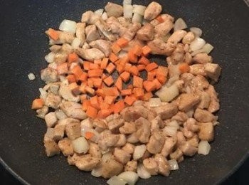 step3: 接著放入洋蔥丁炒香，再放入紅蘿蔔丁繼續拌炒到雞丁都熟透。