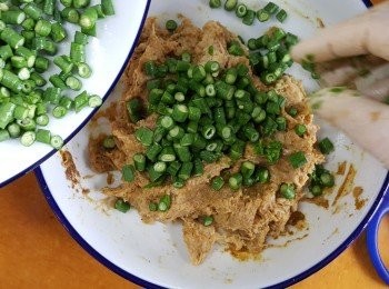 step4: 將<span class="group_1">材料</span>及<span class="group_2">調味</span>料拌勻成素魚漿。