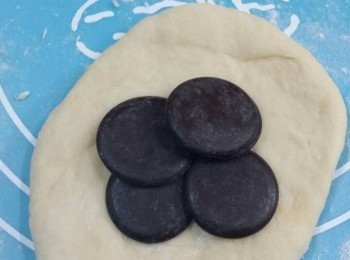 step4: 將古古力片放入麵團中... 做好收口位( 我自己每個包放咗6片古古力)