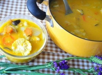 step6: 將裝盛濃濃香醇湯汁的樂扣樂扣彩繪雙耳湯鍋放上餐桌，也可以裝在各類的樂扣樂扣玻璃保鮮盒喔!