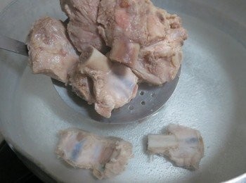 step3: 另一起鍋水加入排骨