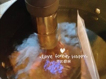 step3: 封密好的牛扒放入一鍋 60℃的熱水內慢煮 50分鐘