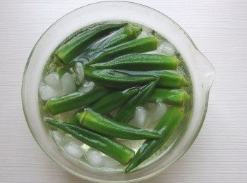 step5: 秋葵煮至喜歡的熟度,立即起鍋放入冰塊水中冰鎮降溫。這樣可讓秋葵冷卻不會繼續加熱過熟,也可以讓秋葵色澤保持翠綠。