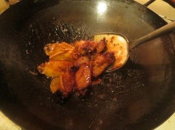 step4: 不停的翻炒，让可乐汁粘稠起来，可乐汁都附在鸡翅上的时候，就好了，不过要掌握火候。不要让锅糊。