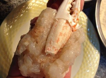 step6: 取出想要的蝦膠份量，放入<a href="https://bit.ly/2YzwBVG" target="_blank" data-keyword="蟹鉗" class="guide-link"><strong>蟹鉗</strong></a> <span style="display:inline-block;vertical-align:middle;margin-top:-3px;color:initial;border-radius:3px;padding:2px 3px;font-size:12px;line-height:14px;background:#87d300;color:#fff;">即買</span> 包實，搽上蛋白後再上麵包糠，抓實備用