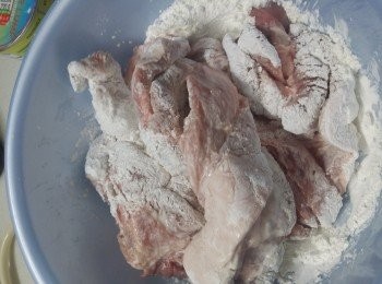 step1: 梅頭用清洗後放入4湯匙生粉醃4小時，放於雪櫃保鮮