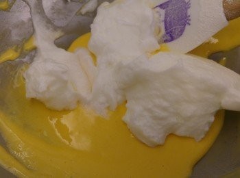 step4: 蛋白先用三分一加入麵糊內攪混,之後把餘下的蛋白加入麵糊攪混。