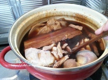 step9: 再放入火<a href="https://bit.ly/3uTwVKG" target="_blank" data-keyword="雞腎" class="guide-link"><strong>雞腎</strong></a> <span style="display:inline-block;vertical-align:middle;margin-top:-3px;color:initial;border-radius:3px;padding:2px 3px;font-size:12px;line-height:14px;background:#87d300;color:#fff;">即買</span>  , 鴨舌拌勻煮滾 , 蓋上蓋繼續用慢火滷30分鐘