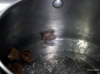 step1: 煲滾800ml水,  放入話梅