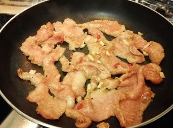 step7: 易潔鑊不用下油, 直接中火燒熱, 下豬頸肉及所有碟中調味料, 兩面略煎至八成熟, 關火