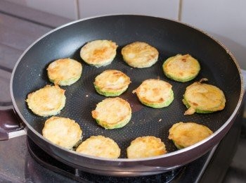 step8: 把翠玉瓜翻面，多煎約 3 分鐘至表面金黃色，上碟後佐以醬汁即成。