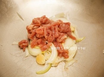 step2: 起油鍋，先將大蒜與洋蔥下鍋爆香後，加入豬肉絲拌炒。