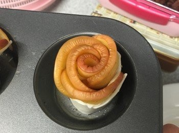 step5: 放在已塗抺上牛油的烤盤內，放置整盤於焗爐內，以180度焗30分鐘後即成。