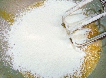 step3: 再加入蜂蜜,擰檬皮和檸檬汁和過篩的麵粉後攪拌均勻