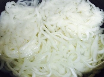 step2: 烏冬放滾水中煮熟，撈起浸冰水，瀝乾備用。