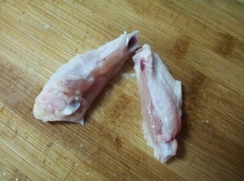 step2: 把雞翅洗淨後用廚房紙巾擦拭 , 再從中間切開