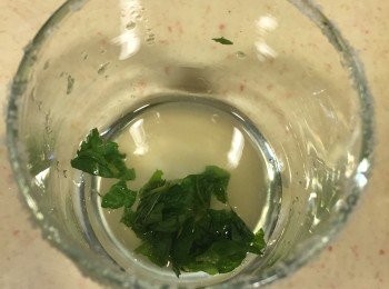 step2: 把薄荷葉搗碎，接著加入冰塊(可不加)與所有材料攪拌均勻即可~
這邊要強調一下，正版的Mojito的基酒是蘭姆酒，
但因為樂樂是不專業調酒~自己喝得開心就好，
就拿家裡唯一的基酒伏特加來調囉XD