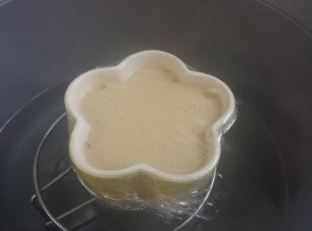 step7: 放入熱水中蒸約1.5小時，用牙籤插入糕中，若沒有粉槳黏著即可。