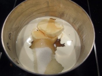 step17: 將所有<span class="group_4">焦糖內餡</span>的材料都放入鍋裡,小火加熱至融化,混合均勻。