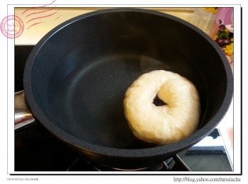 step8: 等候發酵期間, 煮滾糖水 (800ml水+40g糖)把溫度保持在80-90度。發酵完成後, 把貝果逐個按完成次序放入糖水中, 每面煮30秒, 然後撈起放回焗盤。