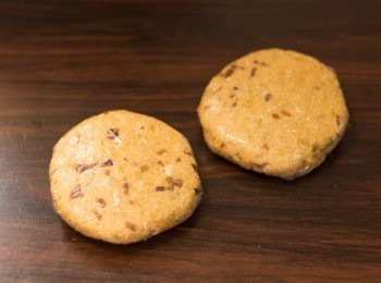 step10: 用手做成漢堡扒形狀，約1.5-2cm左右厚，用保鮮紙包好放入雪櫃大約至少半個鐘