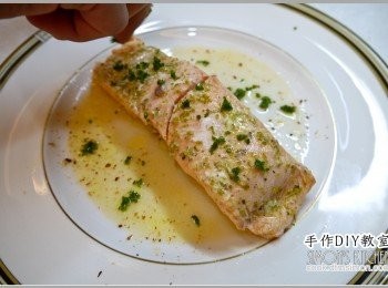 step13: 13.最後灑上一點壓碎的新鮮巴西里夜之後，方便簡單的鮭魚排料理完成喔~