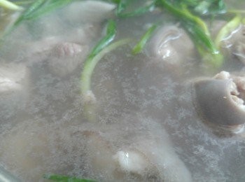 step2: 凍水落<span class="group_3">汆水</span>料, 水滾後落羊腩<span class="group_3">汆水</span>約四至五分鐘, 然後澀乾水份備用。