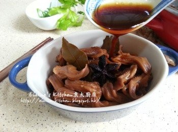 step12: 食時將鴨舌放上碟 , 再放上月桂葉及八角 , 再淋上<span class="group_2">豉油汁</span>