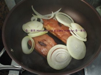 step1: 煙鴨胸解凍後熱鍋煎至金黄色, 下洋葱併煮; 即可配搭食用
完成