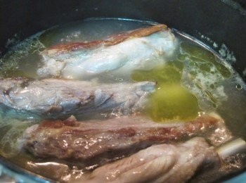 step1: 豬肋排放入油鍋中煎約5分鐘，至表面金黃後，倒入高湯(或水)至淹蓋過豬肋排的量即可。