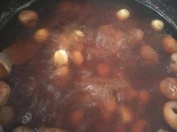 step3: 將3000ml水煮沸，除雞蛋外，將所有材料放下煲內，用慢火煮30分鐘