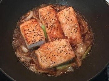 step7: 倒入<span class="group_3">醬汁</span>，以不淹過表面為準，煮沸後試味道並用水或鹽調整。