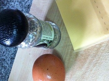 step1: 用平底鑊開小火放少許油打雞蛋入镬煎