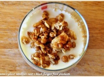 step4: 先鋪上一層原味優格，隨後再放入適量的Calbee穀片。