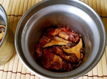 step4: 準備容器~最底部放入醃製好的肉塊與步驟3