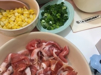 step2: 黑豚肉先解凍後用筷子分散開一片片鋪在平碟上 灑上少許胡椒粉及海鹽略醃
