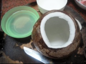 step2: 椰子切開，倒出椰子水，把皮去掉切塊。