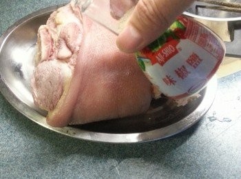 step2: 將豬手抹乾水份,用味椒鹽搽滿豬手(如果是用咸豬手的話,就不要再用椒鹽醃,否則會太咸)