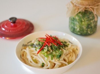 step8: 簡單的麵條,淋上一大匙蔥醬瞬間香氣十足,鹹香又美味~