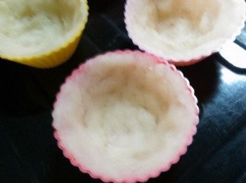 step2: 均勻舖滿烤模內側（我用矽膠不沾模）