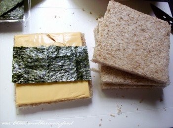 step2: 把土司邊邊切掉， 再放入海苔與起司片