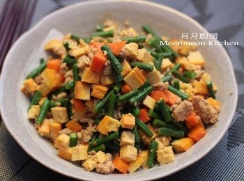 step6: 加入肉碎及調味炒至熟透即成。