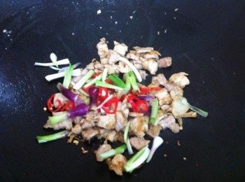 step4: 加入素食蠔油，青蔥白色部分，辣椒絲大火爆炒。